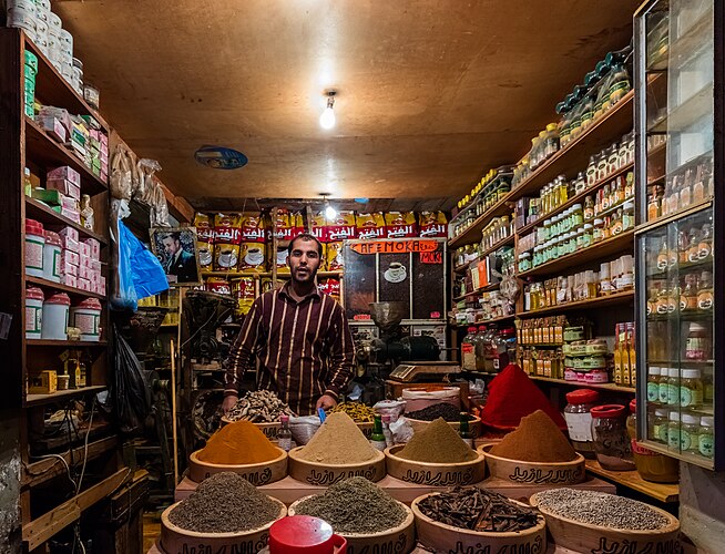 Продавец в продуктово-парфюмерном магазине на площади 9 Апреля в Танжере