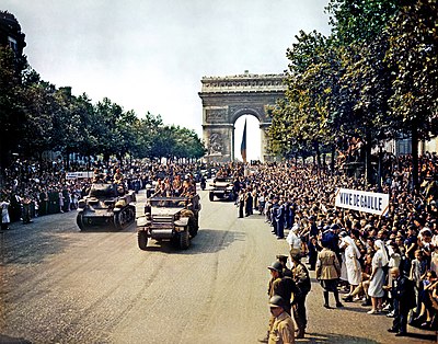 Skare Franse patriotte langs Champs-Élysées aanskou die optog van bevryde Franse tenks e.a. pantser van Generaal Leclerc se 2de Pantserdivisie deur die Arc de Triomphe, nadat Parys op 26 Augustus 1944 bevry is.