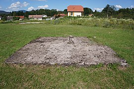 La dalle du puits d'aérage au milieu de l'herbe.