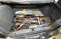 Снайперские винтовки «Табук» со снятыми прикладами в багажнике автомобиля в Мадинат-эс-Садр