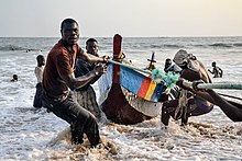 Traditional fishing Des jeunes pecheurs dans la ville de San-Pedro.jpg