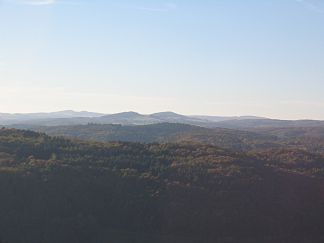 Blick vom Krausbergturm bei Dernau zum Hochthürmerberg, Hasenberg und (im Hintergrund) Michelsberg