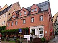 Cafe Zieger: Wohnhaus in ehemals geschlossener Bebauung und Ecklage, und Verbindungsmauer zu Hohlweg 2 (ehemals ein Seitenflügel mit Satteldach)