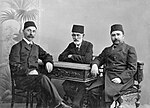 Avec Ismail Gasprinski et Hasan bey Zardabi en 1894 à Bakou.