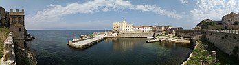 Le vieux port de l'île italienne de Pianosa, située à mi-chemin de la Toscane et de la Corse. (définition réelle 8 000 × 2 200)