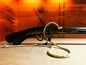 Mekanisme pencucuh daripada istinggar, senapang kancing sumbu Melayu klasik seperti yang dipamerkan dalam Muzium Warisan Melayu, Serdang, Selangor.