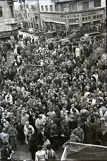 מפגינים נגד הסכם השילומים מול משכן הכנסת בירושלים, 1952, בנו רותנברג, אוסף מיתר, הספרייה הלאומית