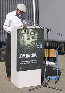 Alexandr Putík čte jména obětí holocaustu během Jom Ha-šoa v roce 2007 v Praze