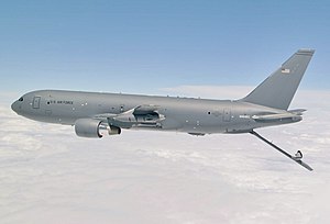 KC-46 Pegasus готовится к заправке C-17 (обрезано) .jpg