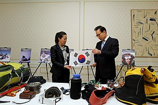 Description de l'image KOCIS Mountaineer Oh Eun-sun meets President Lee (4617624851).jpg.