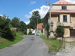 Sousoší Nejsv.Trojice před býv.obchodem. Zde napříč silnicí prochází hranice mezi Čechami a Moravou, přičemž obchod je na Moravě.