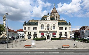 Hauptplatz mit neogotischem Rathaus und dahinter der spätgotische Stadtturm.