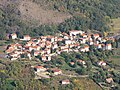 Lavelle est bâti sur le flanc du volcan. On voit ici que les orgues de basalte et un éboulis dominent la partie la plus ancienne des constructions.