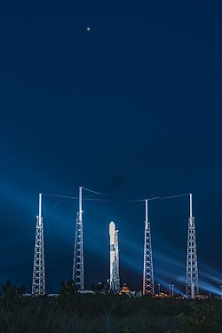 Raketa Falcon 9 před startem se satelitem Merah Putih