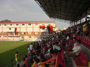 Главната јужна трибина за време на натпревар на Милано во 2008 година.