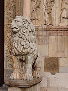 León na entrada da catedral de Módena.