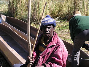 Mokoro-Fahrer am Fluss Okavango in Botswana