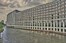 Le bâtiment bordant la rivière Chicago.