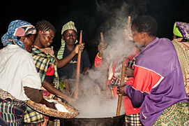 Preparazione dell'ugali alla vigilia di una festa