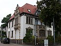 Villa mit Garten und Einfriedung (mit Toreinfahrt)