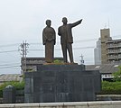 Statue von Ōno Banboku, Unterhausabgeordneter aus Gifu, und seiner Frau vor dem Bahnhof