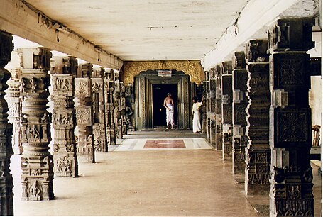 Kalyanamandapa e zbukuruar me kolona në Tempullin Cheluva Narayana, Melukote