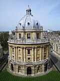 Το κτήριο Radcliffe Camera, αναγνωστήριο σπάνιων εκδόσεων της Βιβλιοθήκης Μποντλίαν στην καρδιά τής Οξφόρδης