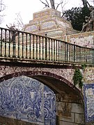 Azulejos sur les murs d'un canal dans le jardin[23].