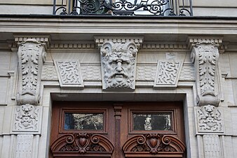 Maskaron iznad vrata u Parizu