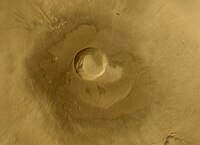 Imagem do vulcão Pavonis Mons, região do Quadrângulo de Tharsis. Imagem fotografada pela Mars Global Surveyor.