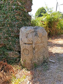 pierre gravée à l'entrée du village