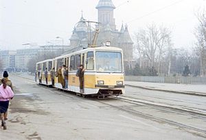 Timișoara: Timiș-2-Triebwagen 252 mit einem Beiwagen im Einsatz auf der Linie 1 mit roter Liniennummer, 1987