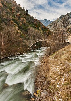 Most Pont de la Margineda ze 14.–15. století přes řeku Valira