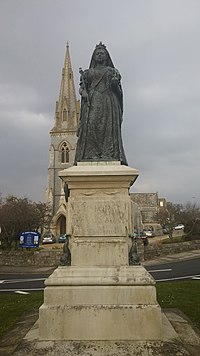 Статуя королевы Виктории и церковь Святого Иоанна, Уэймут (25423236260) .jpg