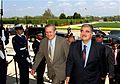 Libanonin presidentti Rafiq al-Hariri Yhdysvaltain puolustusministerin Donald Rumsfeldin kanssa Pentagonissa vuonna 2001