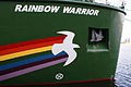 Colomba bianca e arcobaleno pitturati lungo la fiancata della nave Rainbow Warrior III in prossimità dell'occhio di cubia