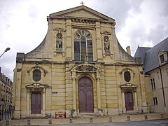 façade de l'église sur le côté est de la place.