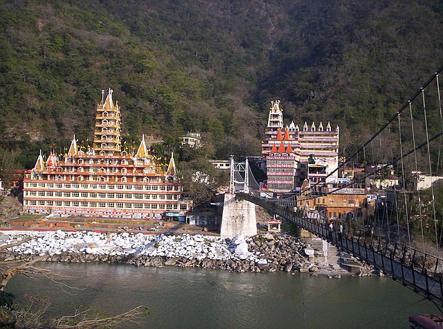 Vista de Rishkesh através da ponte de Lakshman Jhula sobre o Ganges