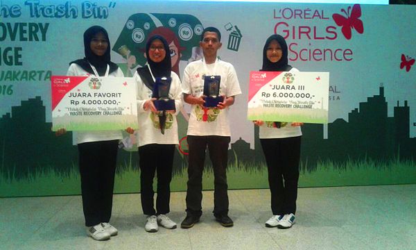 SMAN 1 Bojonegara Juara 3 dan Favorite LGIS 2016 (Girl In Science)