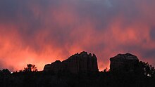 Una colorida puesta de sol a través de las rocas de Sedona, Arizona.
