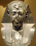 Dettaglio di una statua di Seti I, padre di Ramses II, in granodiorite. Metropolitan Museum of Art, New York.