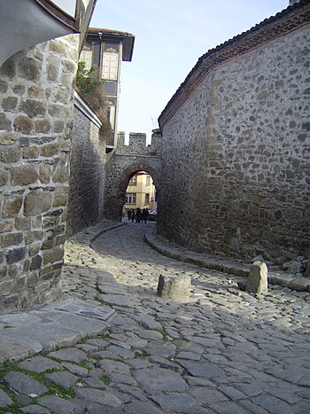 English: A small street with the Hissar gate, ...