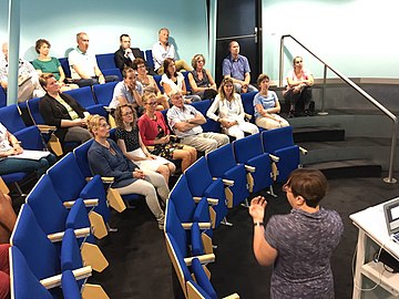 UNESCO rezidens wikipédista előadást tart egy holland levéltárban