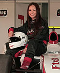 L'actiu coreana Usun Yoon en un monoplaça de Fórmula 1 amb un casc integral