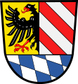 Landkreis Lauf a.d.Pegnitz (–1972) Über Schildfuß mit den bayerischen Rauten gespalten; vorne in Gold ein halber, rot bewehrter schwarzer Adler am Spalt; hinten fünfmal schräg geteilt von Rot und Silber.