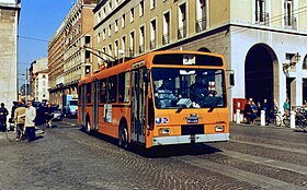 Trolebuso Menarini ĉe Piazza Garibaldi