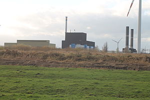 Gasturbinenkraftwerk Brunsbüttel (rechts am Bildrand, neben dem Kernkraftwerk Brunsbüttel)