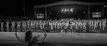 Photo en noir et blanc d'un grand groupe de danseurs sur la scène d'un théâtre