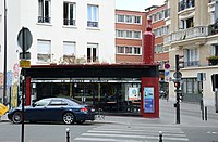 Bar La Grosse Bouteille, avec son enseigne, en juillet 2017.