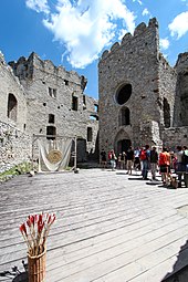 Ruins of Beckov Castle in Slovakia Beckov Horne nadvorie 01.jpg